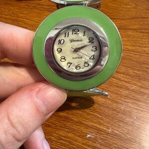 1980 vintage Geneva Platinum Green and Silver Desk watch needs battery